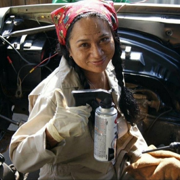 👋👩🏽‍🦳 Meet your Posher, April 🐘🥰 - Picture 5 of 8